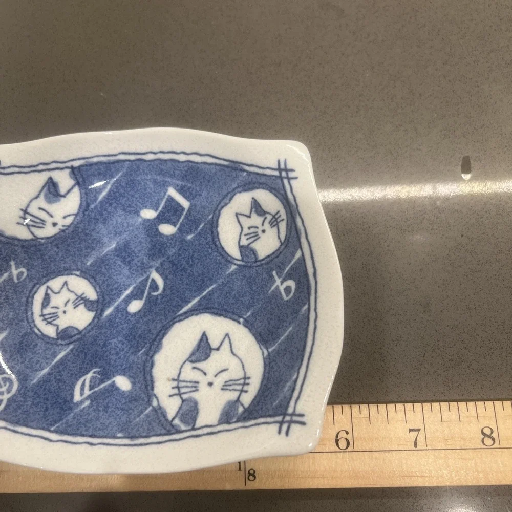 Cat and musical note design plate, Ehime Matsuyama Tobe ware plate